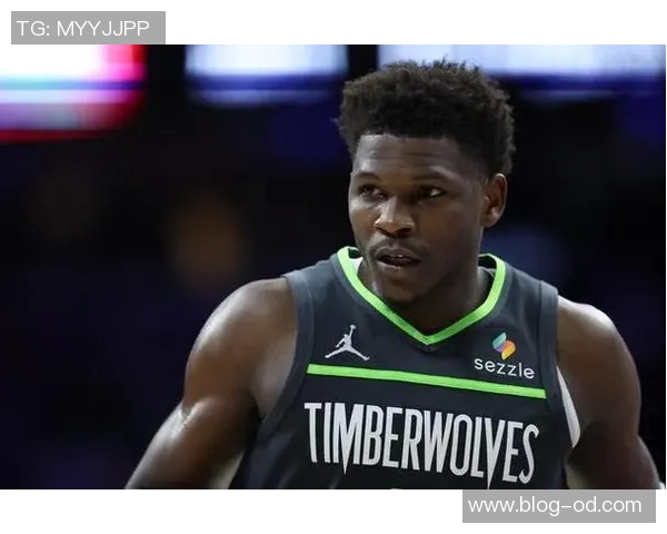 爱德华兹半场表现亮眼10投4中贡献15分3助攻罚球全中助球队争取胜利